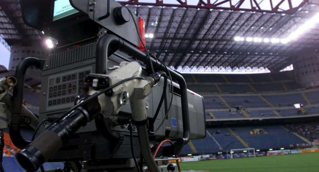 Imagen genérica de una cámara de televisión en un estadio de fútbol.