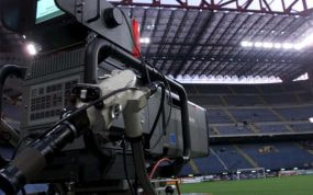 Imagen genérica de una cámara de televisión en un estadio de fútbol.