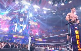 John Cena festeja su triunfo en WrestleMania 41.