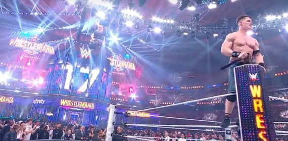 John Cena festeja su triunfo en WrestleMania 41.