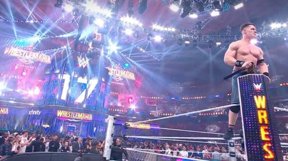 John Cena festeja su triunfo en WrestleMania 41.