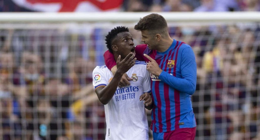 Vinicius y Piqué discuten durante un Clásico.