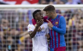 Vinicius y Piqué discuten durante un Clásico.