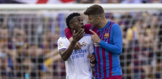 Vinicius y Piqué discuten durante un Clásico.