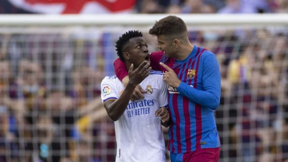 Vinicius y Piqué discuten durante un Clásico.