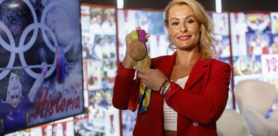 Lydia Valentín posa con sus medallas olímpicas esta semana en el COE.
