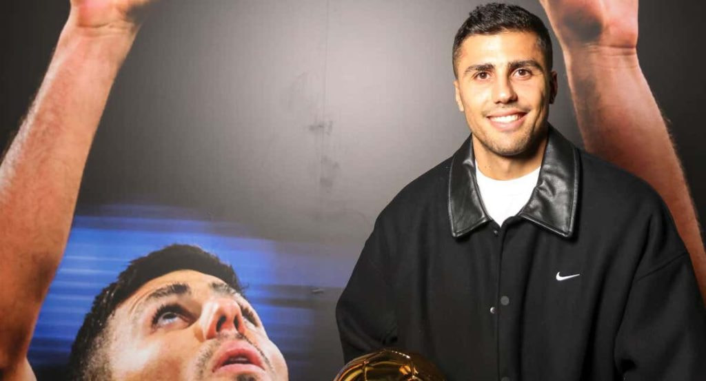 Rodri Hernández habla con Luis Enrique durante el Mundial de Catar.