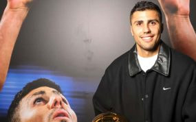 Rodri Hernández habla con Luis Enrique durante el Mundial de Catar.