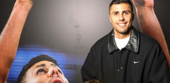 Rodri Hernández habla con Luis Enrique durante el Mundial de Catar.