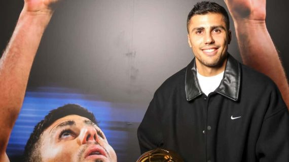 Rodri Hernández habla con Luis Enrique durante el Mundial de Catar.