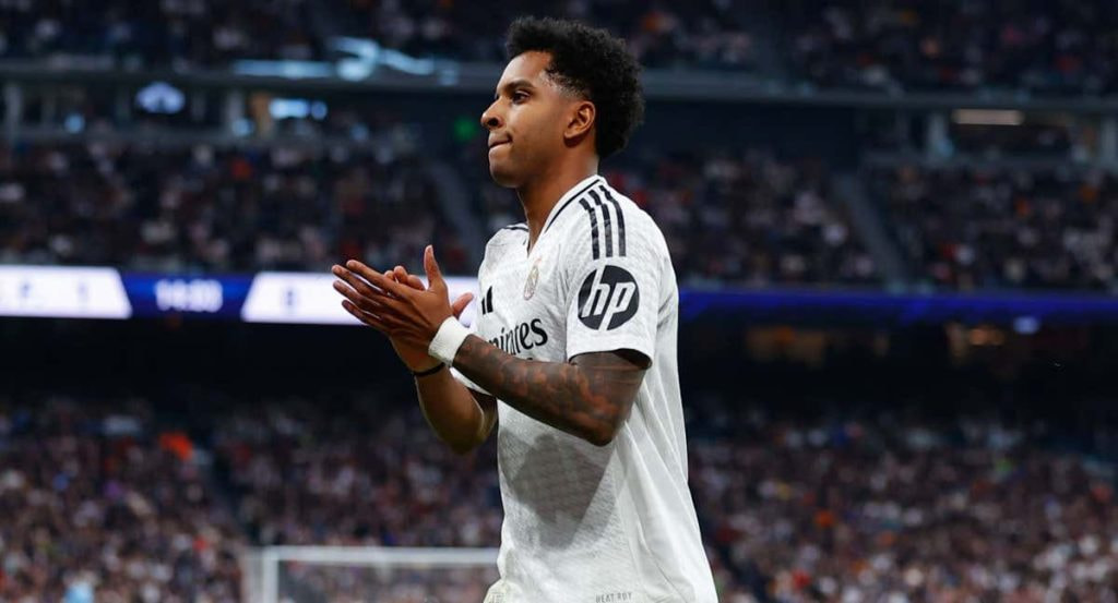 Rodrygo aplaude al Bernabéu durante el partido contra el Sevilla.