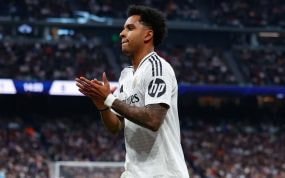 Rodrygo aplaude al Bernabéu durante el partido contra el Sevilla.