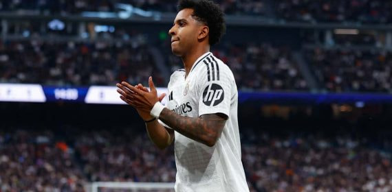 Rodrygo aplaude al Bernabéu durante el partido contra el Sevilla.