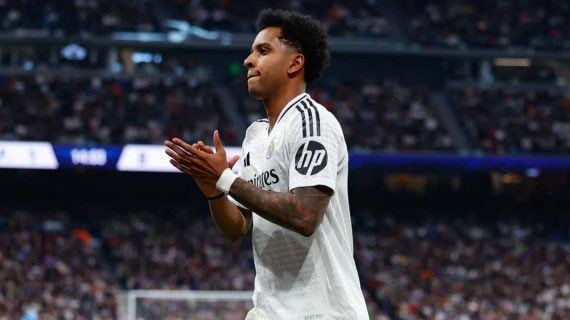Rodrygo aplaude al Bernabéu durante el partido contra el Sevilla.