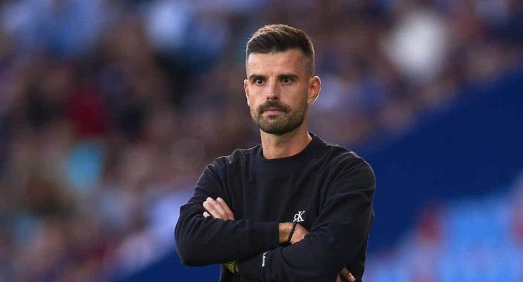 Roger Lamesa, durante su etapa como entrenador del Levante en un partido de Liga F ante el Barcelona.