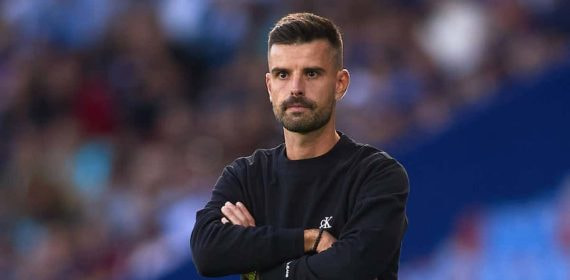 Roger Lamesa, durante su etapa como entrenador del Levante en un partido de Liga F ante el Barcelona.