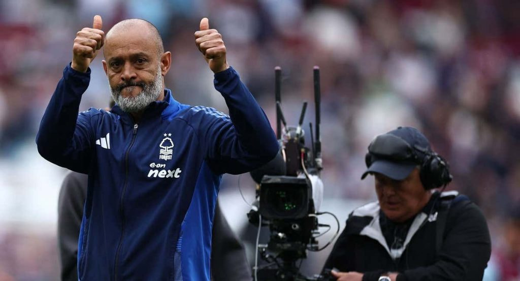Nuno saluda a la afición del Nottingham Forest tras el partido ante el West Ham.