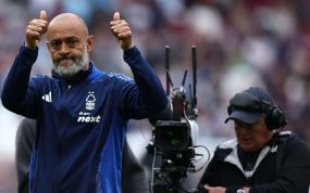 Nuno saluda a la afición del Nottingham Forest tras el partido ante el West Ham.