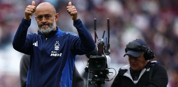 Nuno saluda a la afición del Nottingham Forest tras el partido ante el West Ham.