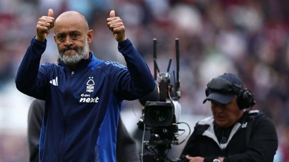 Nuno saluda a la afición del Nottingham Forest tras el partido ante el West Ham.