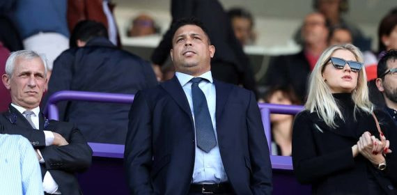 Ronaldo, en el palco de Zorrilla durante un partido del Valladolid.