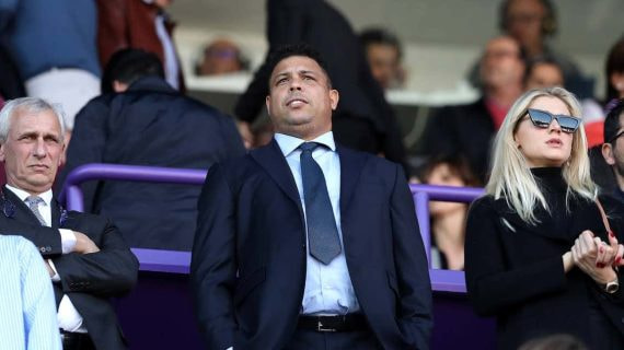 Ronaldo, en el palco de Zorrilla durante un partido del Valladolid.