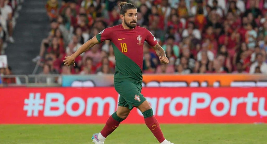 Rubén Neves conduce el balón en el último partido de Portugal ante Bosnia.