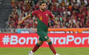Rubén Neves conduce el balón en el último partido de Portugal ante Bosnia.