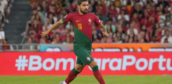 Rubén Neves conduce el balón en el último partido de Portugal ante Bosnia.