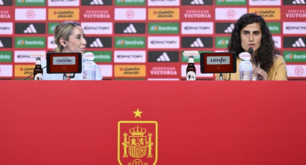 Patricia Pérez, jefa de prensa de la Federación, junto a Montse Tomé.