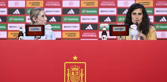 Patricia Pérez, jefa de prensa de la Federación, junto a Montse Tomé.