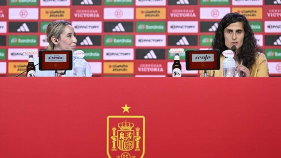 Patricia Pérez, jefa de prensa de la Federación, junto a Montse Tomé.