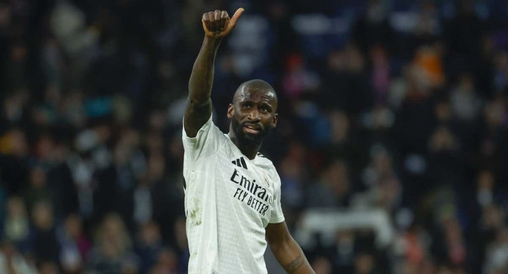 Rüdiger saluda a la afición tras el derbi de Champions League.