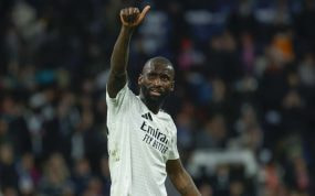 Rüdiger saluda a la afición tras el derbi de Champions League.