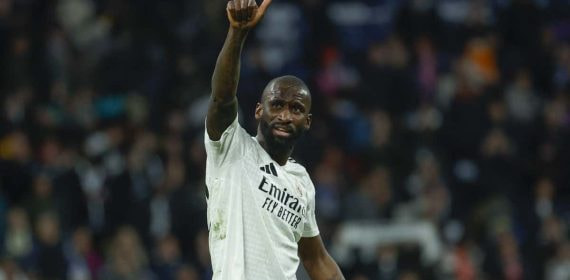 Rüdiger saluda a la afición tras el derbi de Champions League.