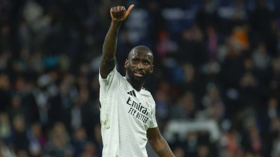Rüdiger saluda a la afición tras el derbi de Champions League.