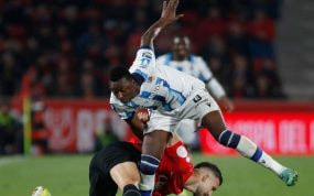 Umar Sadiq en una pugna por el balón.