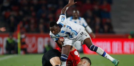 Umar Sadiq en una pugna por el balón.
