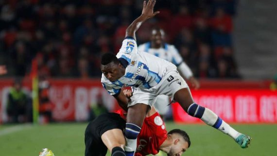 Umar Sadiq en una pugna por el balón.