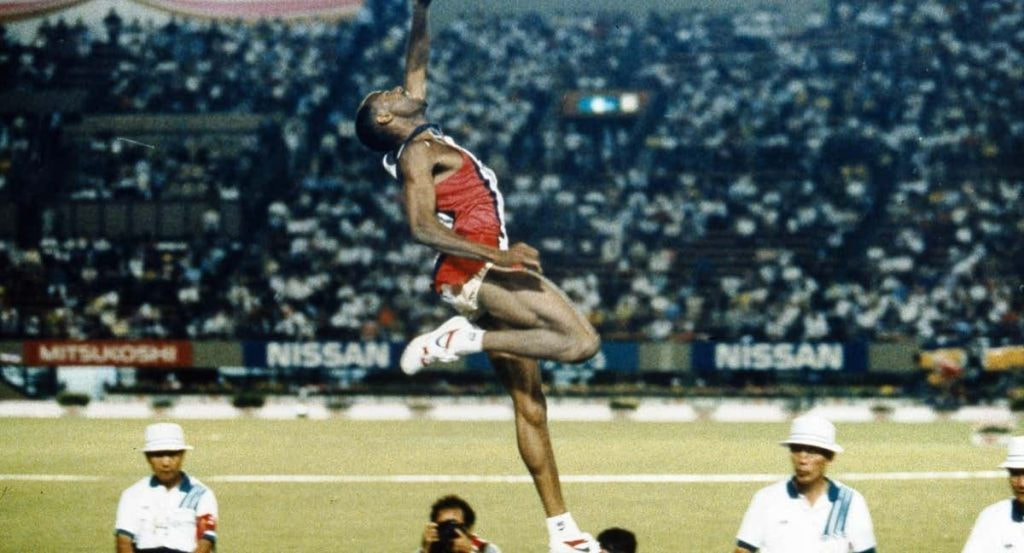 Mike Powell realiza el salto de longitud que colocó la marca del record del mundo en 8,95 m.