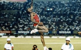 Mike Powell realiza el salto de longitud que colocó la marca del record del mundo en 8,95 m.