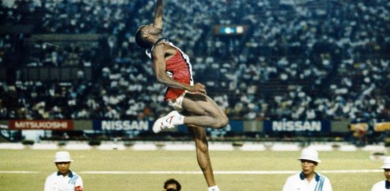Mike Powell realiza el salto de longitud que colocó la marca del record del mundo en 8,95 m.