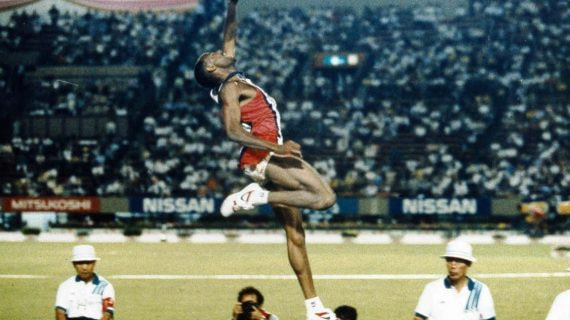 Mike Powell realiza el salto de longitud que colocó la marca del record del mundo en 8,95 m.