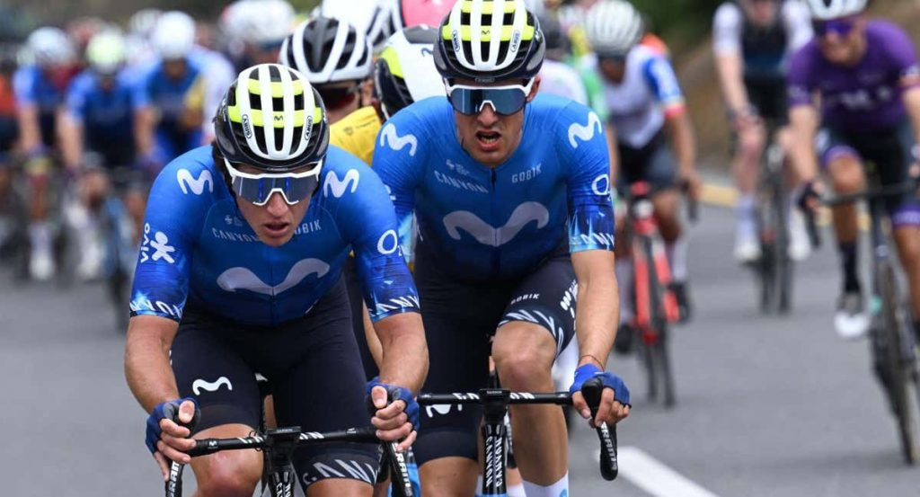 Dos integrantes del Movistar Team, durante la Vuelta a Colombia 2024.