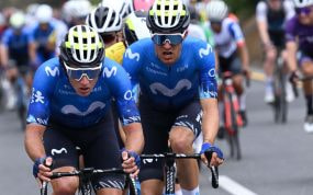 Dos integrantes del Movistar Team, durante la Vuelta a Colombia 2024.