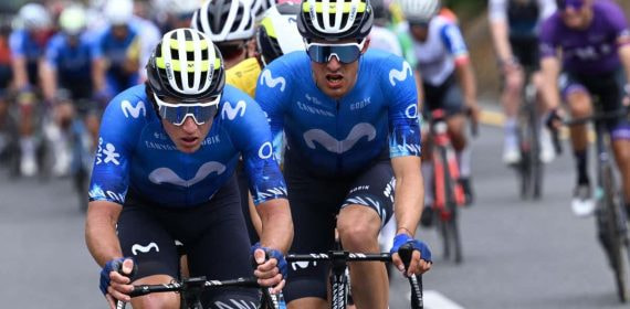 Dos integrantes del Movistar Team, durante la Vuelta a Colombia 2024.