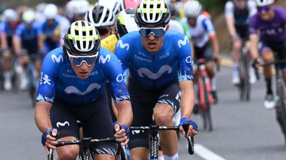 Dos integrantes del Movistar Team, durante la Vuelta a Colombia 2024.