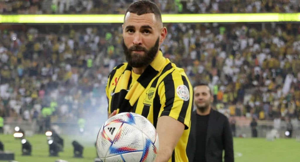 Benzema jugando con el Al Ittihad.