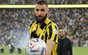 Benzema jugando con el Al Ittihad.
