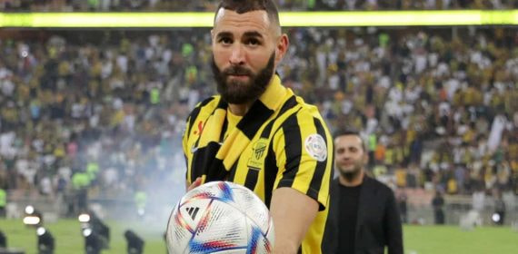 Benzema jugando con el Al Ittihad.